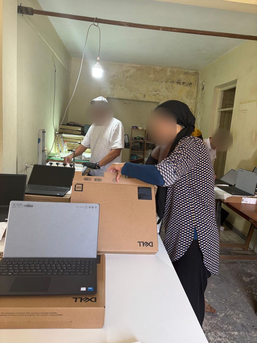 L'équipe de Sprint conception déballant des ordinateurs portables dans l'atelier de Salé